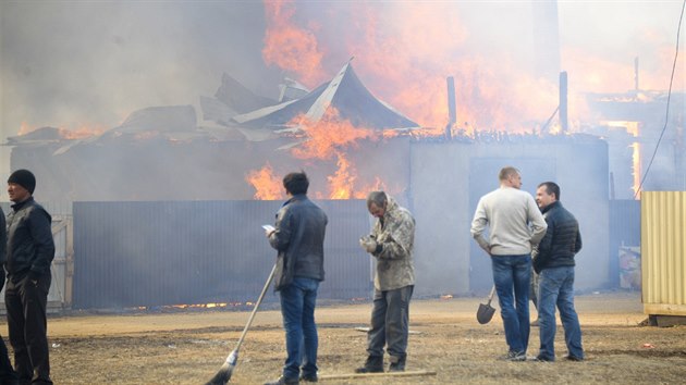 Rozshl lesn pory na jihu Sibie se vymkly kontrole a ohrouj dal obydlen msta. (14. dubna 2015)