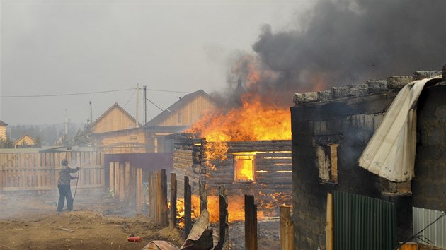 Rozshl lesn pory na jihu Sibie se vymkly kontrole a ohrouj dal obydlen msta. (14. dubna 2015)