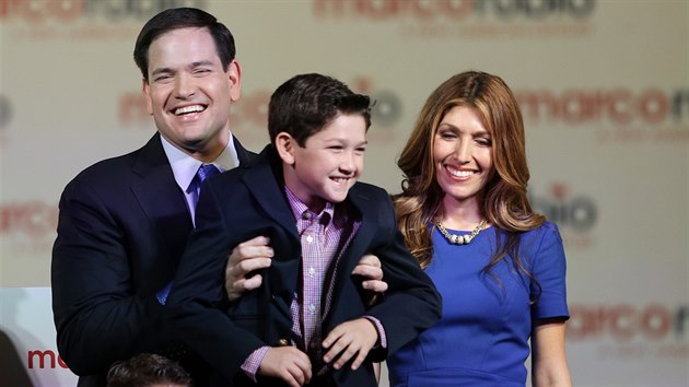 Republiknsk sentor Marco Rubio se svoj manelkou a synem (13. dubna 2015)