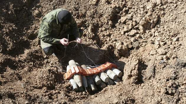 Prorusk separatista likviduje nevybuchlou munici nedaleko Doncku (11. dubna 2015)