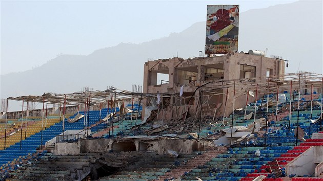 Stadion v jemenskm mst Ibb, kter zashla leteck puma (13. dubna 2015)