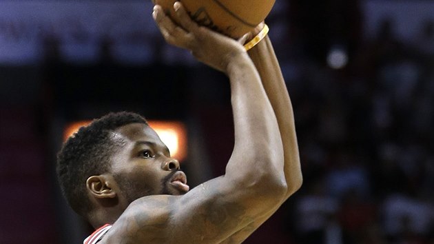 Aaron Brooks z Chicaga se chyst na stelu.