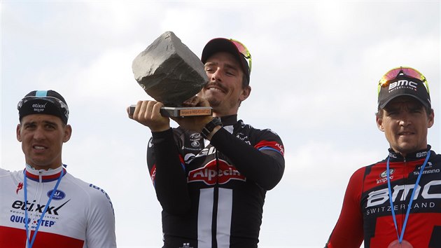 Pardn dlaebn kostku pro vtze zvodu Pa-Roubaix zved John Degenkolb. Vlevo je Zdenk tybar (druh msto), vpravo Greg Van Avermaet.