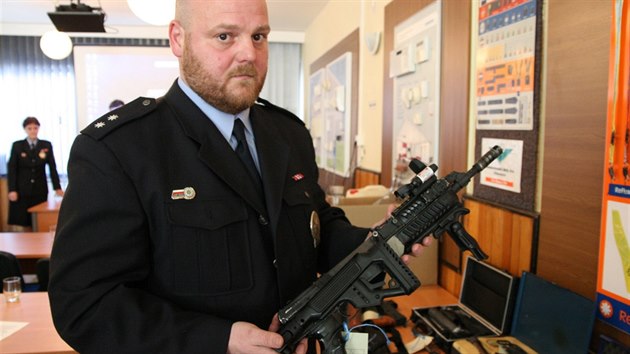 Filip Treml z chomutovskho policejnho oddlen bezpenosti zbran s tonou pukou nalezenou v dln pod obchodnm centrem.