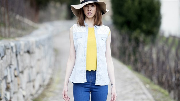 Edita m� na sob�: d��ny, tri�ko a klobouk, v�e Topshop; denimovou vestu, NewYorker.