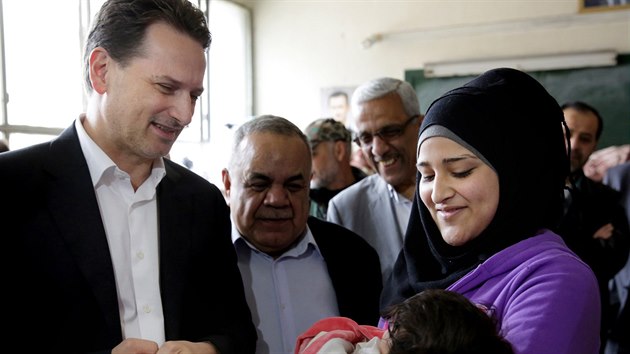 Pierre Krähenbühl, ředitel UNRWA, navštívil Palestince z Jarmúku (12. dubna 2015).