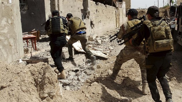 Irácké bezpečnostní složky na patrole na předměstí Ramádí (9. dubna 2015).
