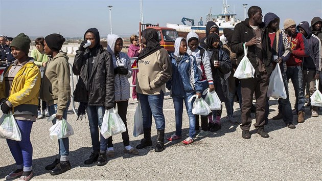 Zachrnn uprchlci ze ztroskotan lod u Libye jsou v Itlii, stovky spolucestujcch zejm cestu nepeily (15. dubna 2015).