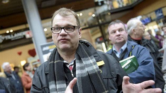Pedseda Finskho stedu Juha Sipil pi pedvolebn kampani (18. dubna 2015).