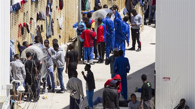 Benci na ostrov Lampedusa, v poslednch dnech tisce migrant pipluly k italskmu pobe. (16. dubna 2015)