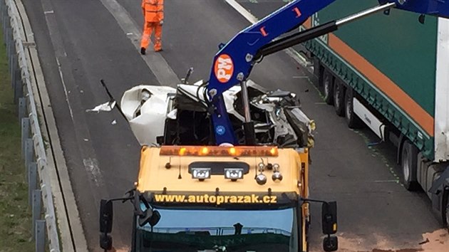 Na 11. kilometru dlnice D1 ped Prahou havarovaly dva kamiony, jeden idi nehodu nepeil (13.4.2015)