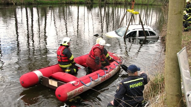 Hasii spolu s vodn zchrannou slubou lovili utopen auto z eky Jizery u obce Pepee nedaleko Turnova.