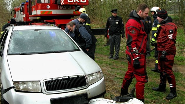 Hasii spolu s vodn zchrannou slubou lovili utopen auto z eky Jizery u obce Pepee nedaleko Turnova.