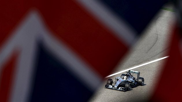 POD BRITSKOU VLAJKOU. Lewis Hamilton si jede pro vtzstv v Grand prix ny formule 1.