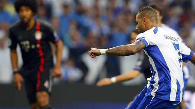 PENALTA. Ricardo Quaresma (vpravo) promuje pokutov kop proti Bayernu Mnichov a posl Porto do veden 1:0.