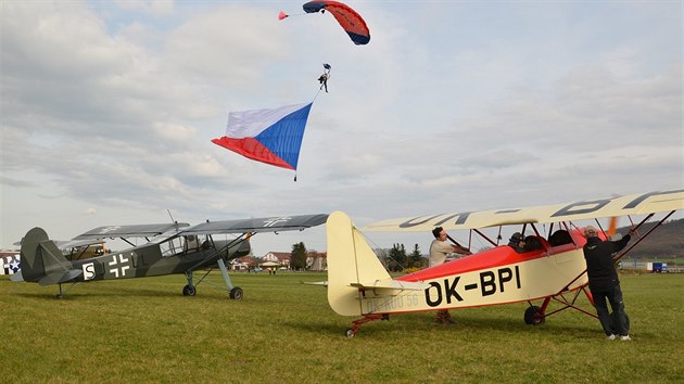 Seskok parautisty pi slavnostnm oteven Leteckho muzea Metodje Vlacha dne 12.4.2015