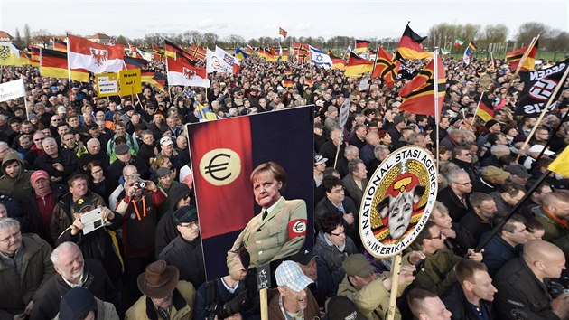 Angela Merkelov jako pvrenkyn proevropskho nacismu. Tak ji vid stoupenci Pegidy (13. dubna 2015)
