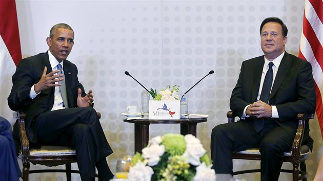 Americk prezident Barack Obama se svm panamskm protjkem Juanem Carlosem Varelou hovo k novinm pot, co se setkali na bilaterlnm jednn v Panam (10. dubna 2015).