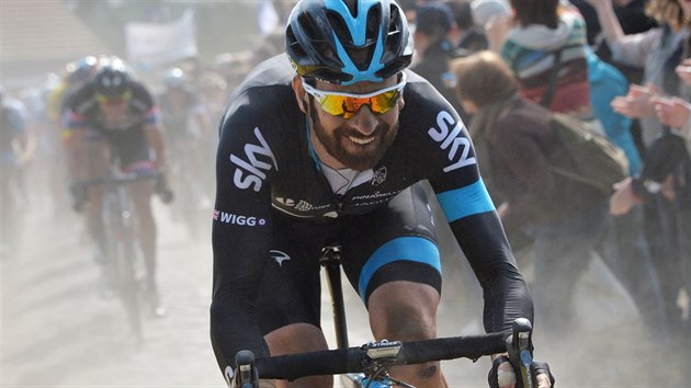 Britsk cyklista Bradley Wiggins na trati klasiky Pa-Roubaix