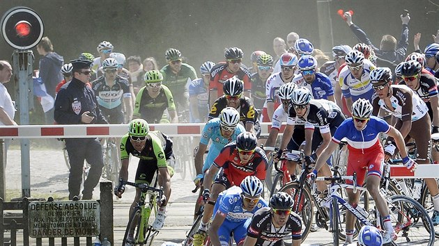 POZOR, JEDE VLAK. Cyklisté v závod Paí-Roubaix nerespektovali staené závory...