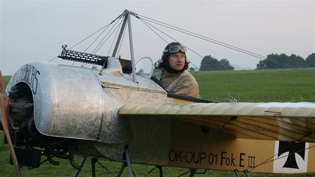 Petr Svoboda vjimen jako ten zl, v oteven kabin vlastnorun postaven repliky nmeckho letounu Fokker E-III