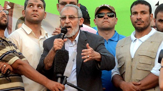 Lídr Muslimského bratrstva Muhammad Badí hovoří k shromážděným davům v Káhiře (5. července 2013).
