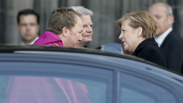 Nmeck kanclka Angela Merkelov se po pjezdu ke kolnsk katedrle zdrav s jednm z ptomnch duchovnch a prezidentem Joachimem Gauckem (17. dubna 2015).