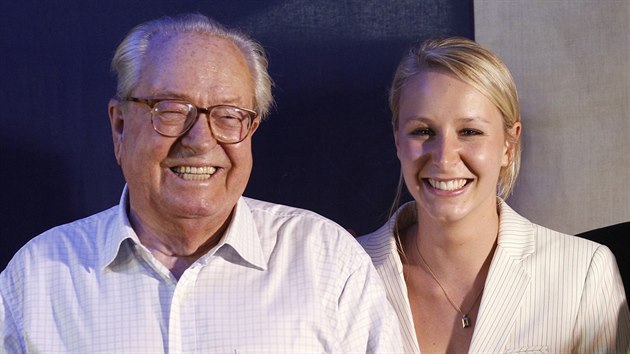Jean-Marie Le Pen na archivnm snmku z roku 2012 se svou vnukou Marion. 