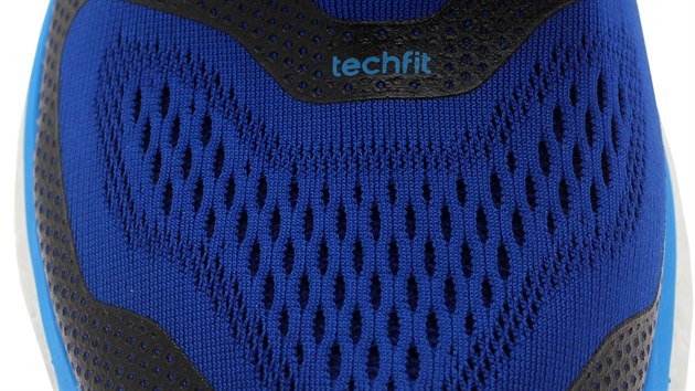 ESM (engineered stretch mesh) je dvouvrstv textilie, kter je oproti bn pouvanmu meshi vrazn tysmrn streov. To dovoluje tesnj a pohodlnj upnut chodidla uvnit boty.