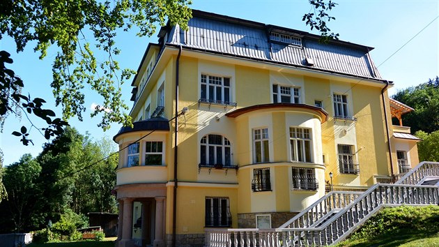 Modernistická vila továrníka Löw-Beera v Půlpecnu na Svitavsku postavená v letech 1911 až 1913 prochází postupnou opravou.