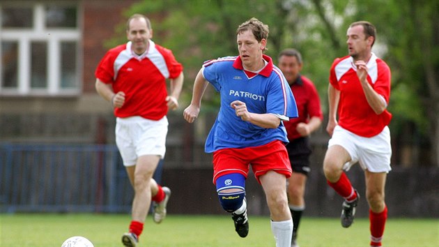 Bývalý premiér Stanislav Gross byl nadšeným amatérským fotbalistou. (1. května 2005)