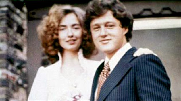 Za Billa Clintona se provdala 11. jna 1975. Po svatb si vak nechala rodn pjmen Rodhamov.