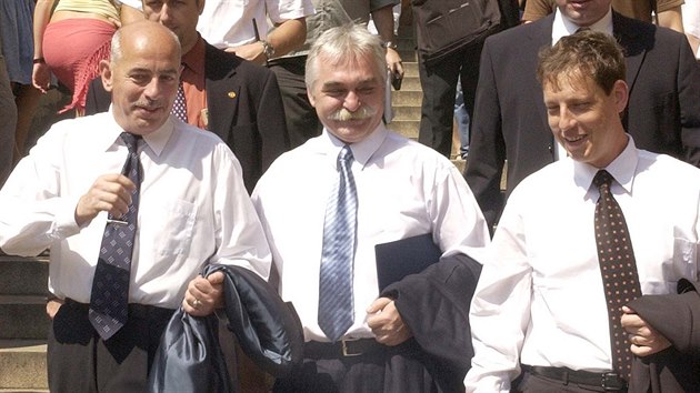 Zdenk arapatka (vlevo), ministr prmyslu a obchodu Milan Urban a premir Stanislav Gross na cest z Praskho hradu. (4. srpna 2004)