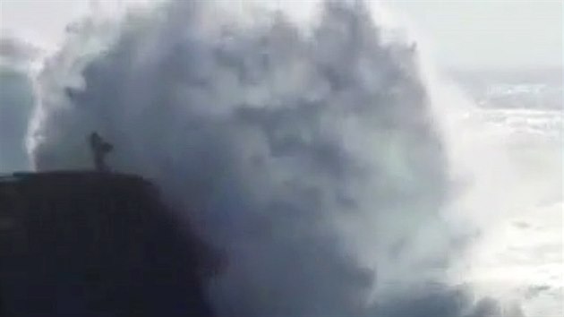 Mladou turistku smetla vlna na irskch Aranskch ostrovech.