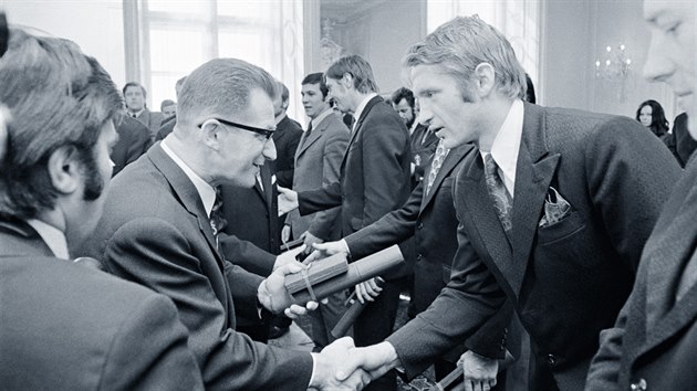 Tehdejší předseda vlády ČSSR Lubomír Štrougal (vlevo) blahopřeje čerstvému hokejovému mistru světa Jaroslavu Holíkovi při přijetí na Pražském hradě. (23. dubna 1972)