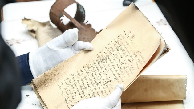 Listiny z roku 1888, kter byly nalezeny v ostravsk katedrle, maj krsn psmo a bezchybnou etinu. (10. dubna 2015)