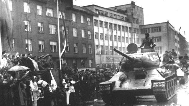 Tanky T-34 na Prokeov nmst po osvobozen Ostravy ped sedmdesti lety.