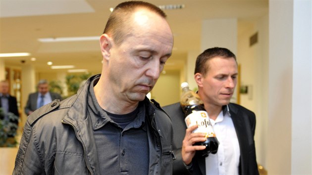 Obalovan Petr agan (vlevo) a Martin Svoboda pichzej do jednac sn Krajskho soudu ve Zln. (15. dubna 2015)