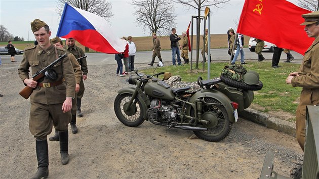 Do Sudic na Opavsku se opt vrtili vojci, tentokrt vak jen kvli vzpomnce na sedmdest let star boje. (15. dubna 2015)