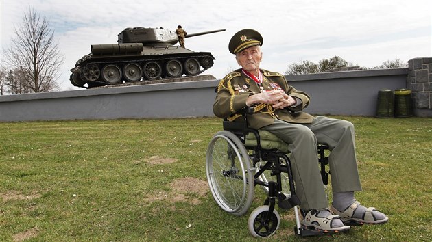 Mikuláš Končický - jeden z posledních žijících pamětníků pekla Ostravské operace. Před sedmdesáti lety velel jednomu z tanků. (15. dubna 2015)