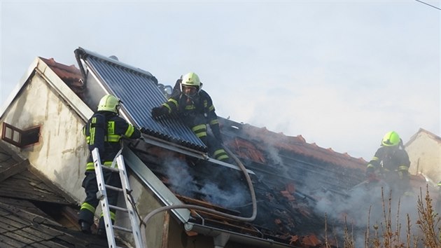 Postup požáru rodinného řadového domu v Ivanovicích na Hané se hasičům podařilo zastavit a plameny se nerozšířily na sousední domy. (13. 4. 2015)