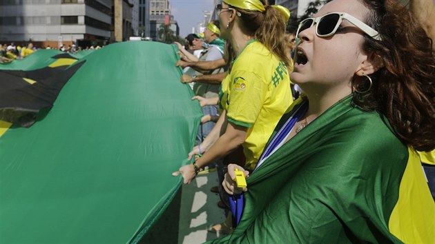 Demostrující v Sao Paulu žádali odstoupení prezidentky Dilmy Rousseffové (12. 4. 2015)