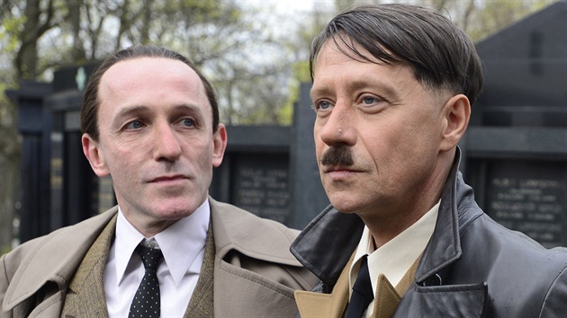 Karl Markovicz (vlevo) jako Joseph Goebbels a Pavel Kí jako Adolf Hitler