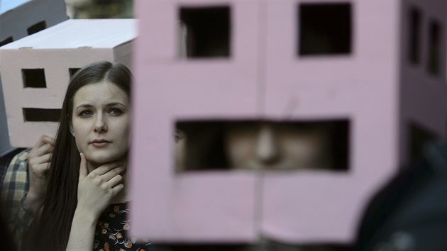 N�kte�í demonstranti m�li na hlavách papírové krabice. Ty symbolizovaly podobu...