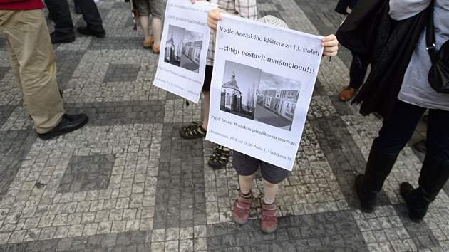 Protest proti výstavb budovy u Aneského klátera.