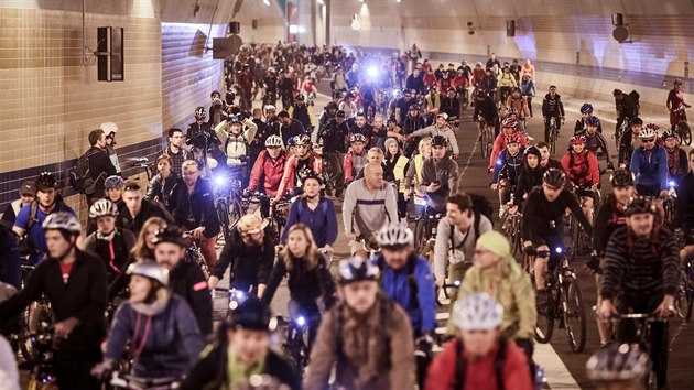 Již tradiční Velká jarní cyklojízda Prahou, které se zúčastnily tisíce lidí, letos projela i neotevřeným tunelem Blanka. (16. dubna 2015)