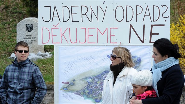 V Lodhov na Jindichohradecku se selo asi 60 lid na pochodu proti loiti jadernho odpadu. (18. dubna 2015)