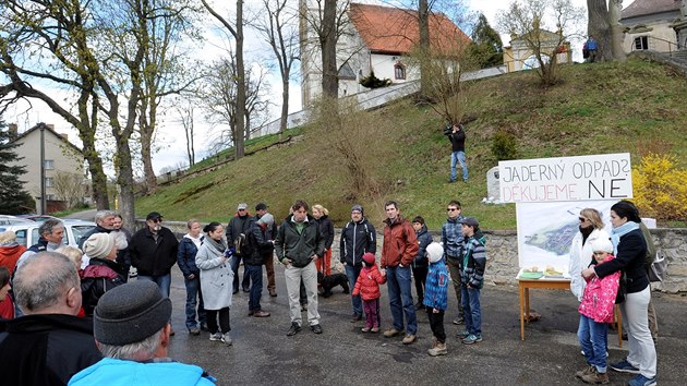 V Lodhéřově na Jindřichohradecku se sešlo asi 60 lidí na pochodu proti úložišti jaderného odpadu. (18. dubna 2015)