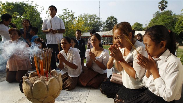 Kambodan se modl v rmci budhistickho obadu k uctn pamtky obt teroru Rudch Khmer. (17. dubna 2015)