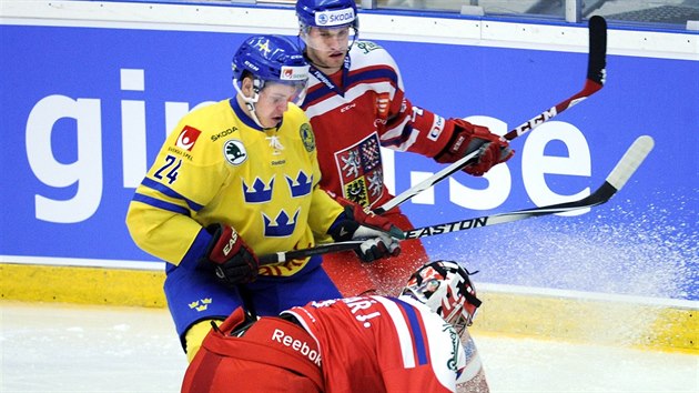 Jakub Kov kryje puk ped dotrajcm Mattias Janmark-Nylenem.